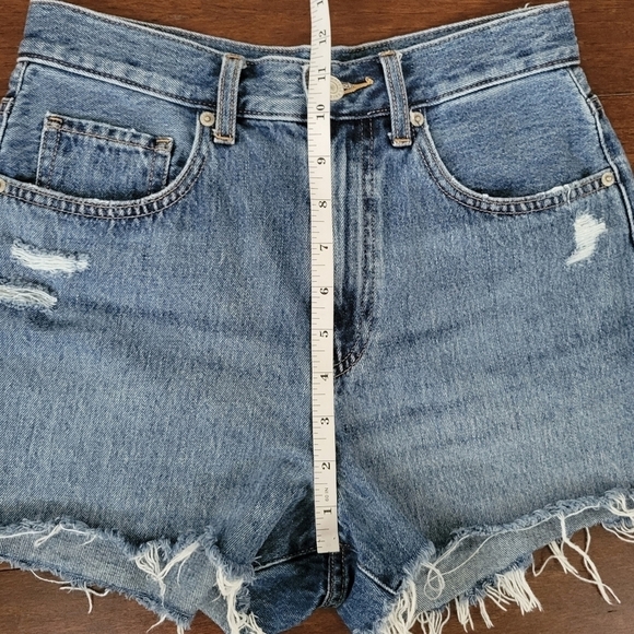 Uniqlo High Rise Distressed Cut-Off Raw Hem Denim Shorts Womens Size 25 Med Wash - Picture 8 of 9